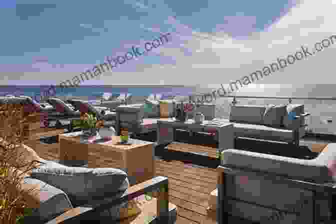 Cozy Bar With Outdoor Seating Overlooking The Ocean The Seaside Inn (Wrightsville Beach 3)